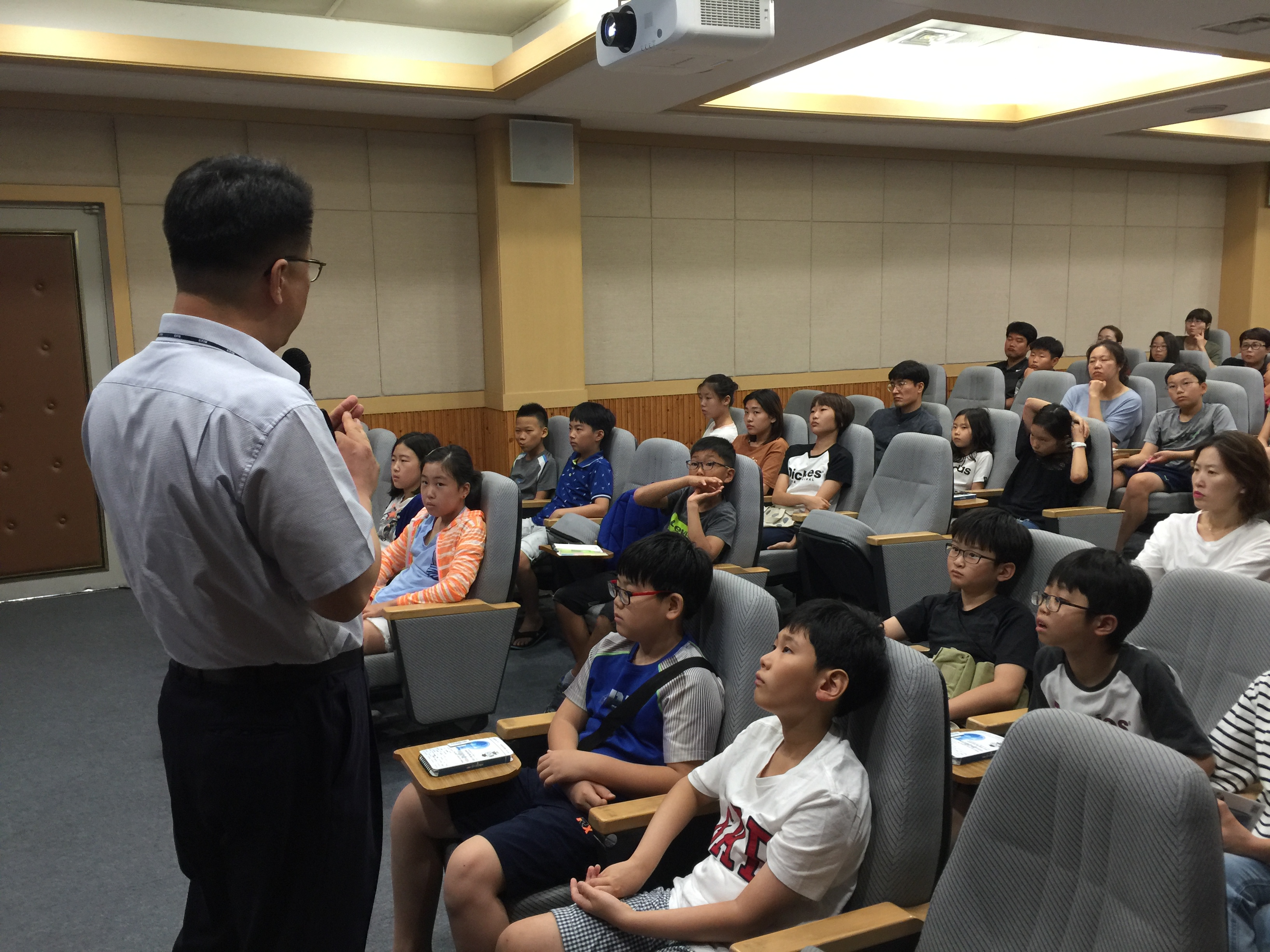 [한국전자통신연구원] ICT로 미리보는 2030년 08월 18일 활동사진 썸네일 이미지