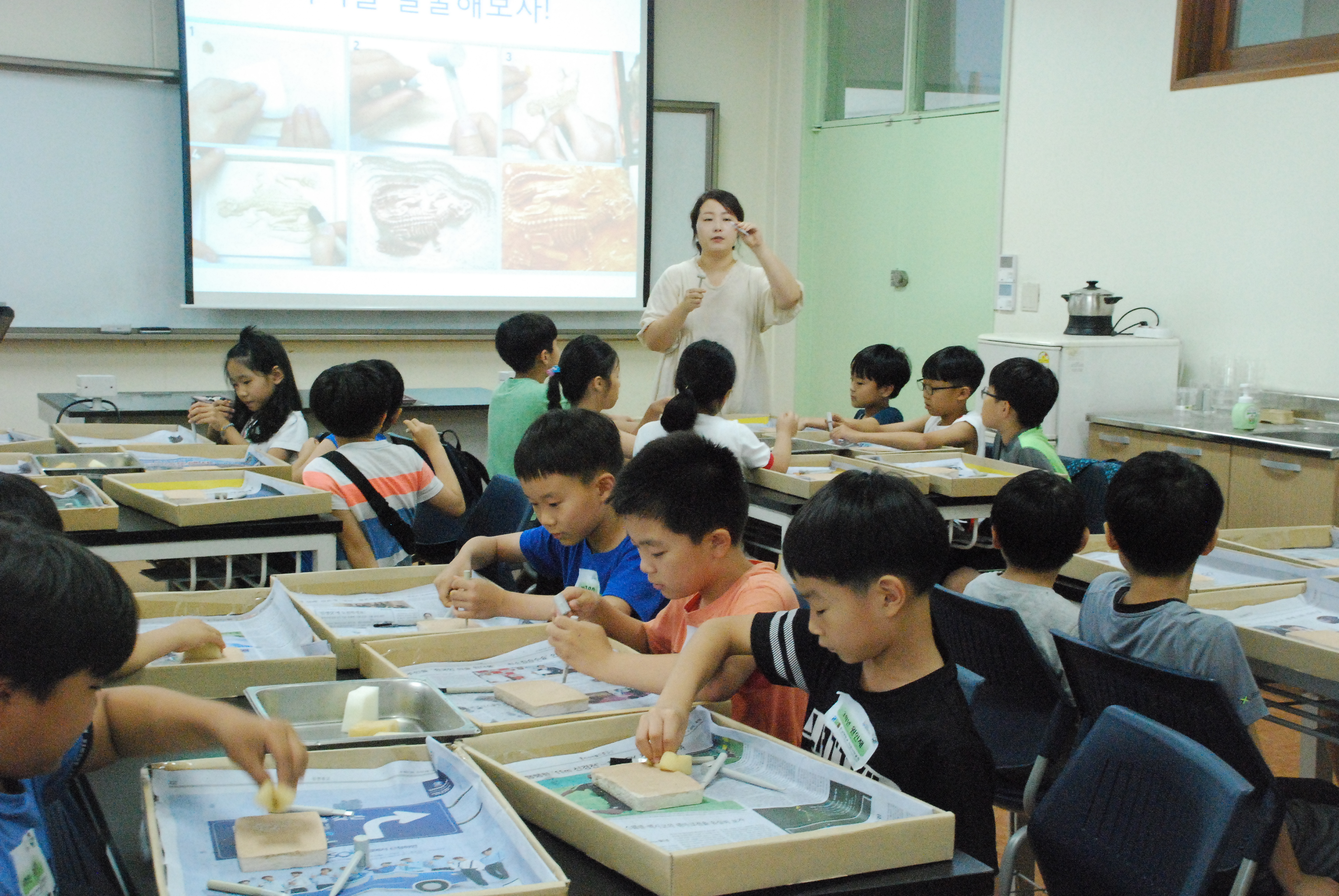 [충남대학교 자연사박물관] 톡!톡! 어떤 화석이 들어있을까? 07월 26일 활동사진 썸네일 이미지