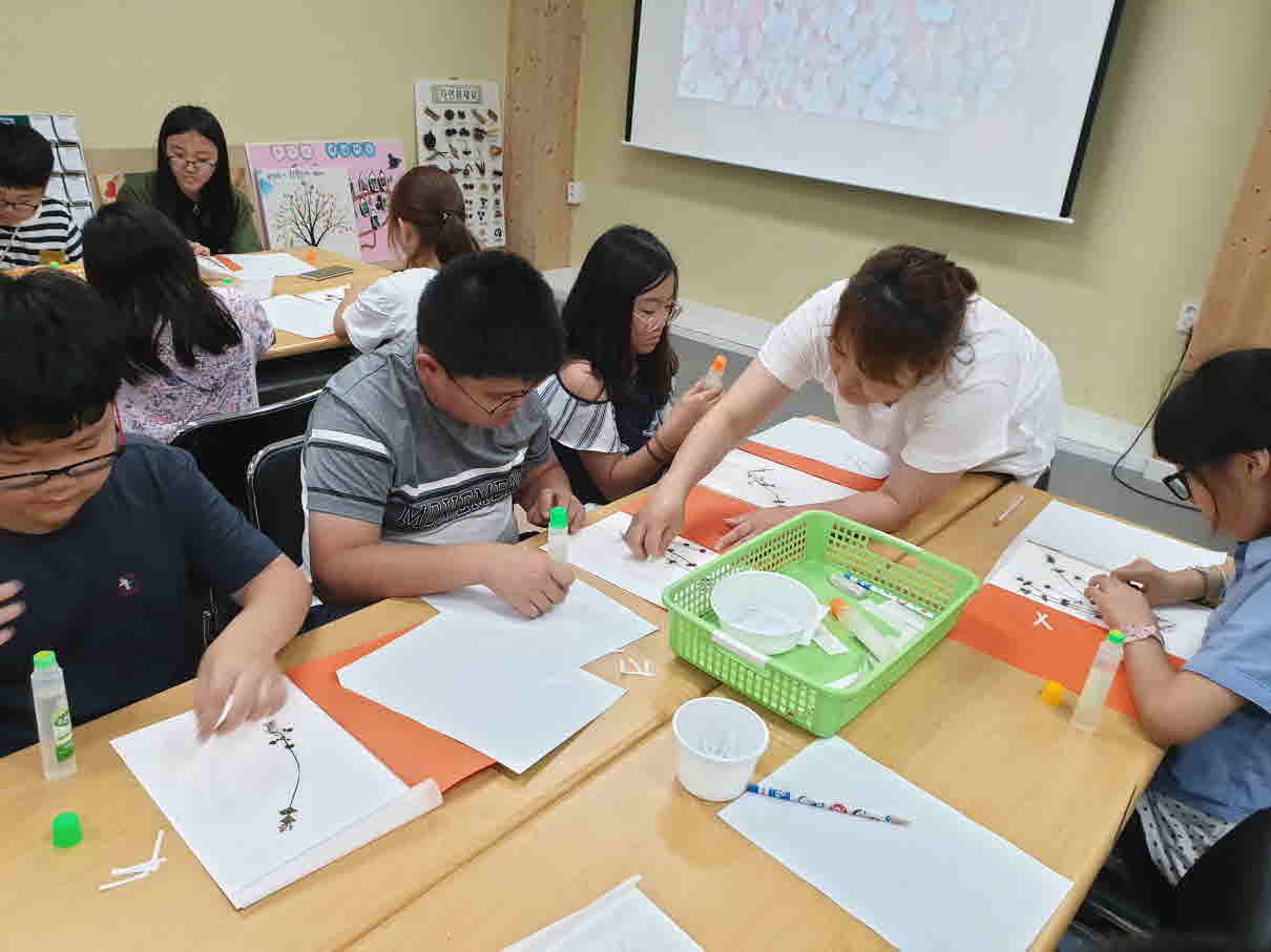 [대전충남생태보전시민모임] 도토리와 솔방울로 만드는 '자연물 창작교실'  - 들꽃도감 만들기 - 07월 25일 활동사진 썸네일 이미지