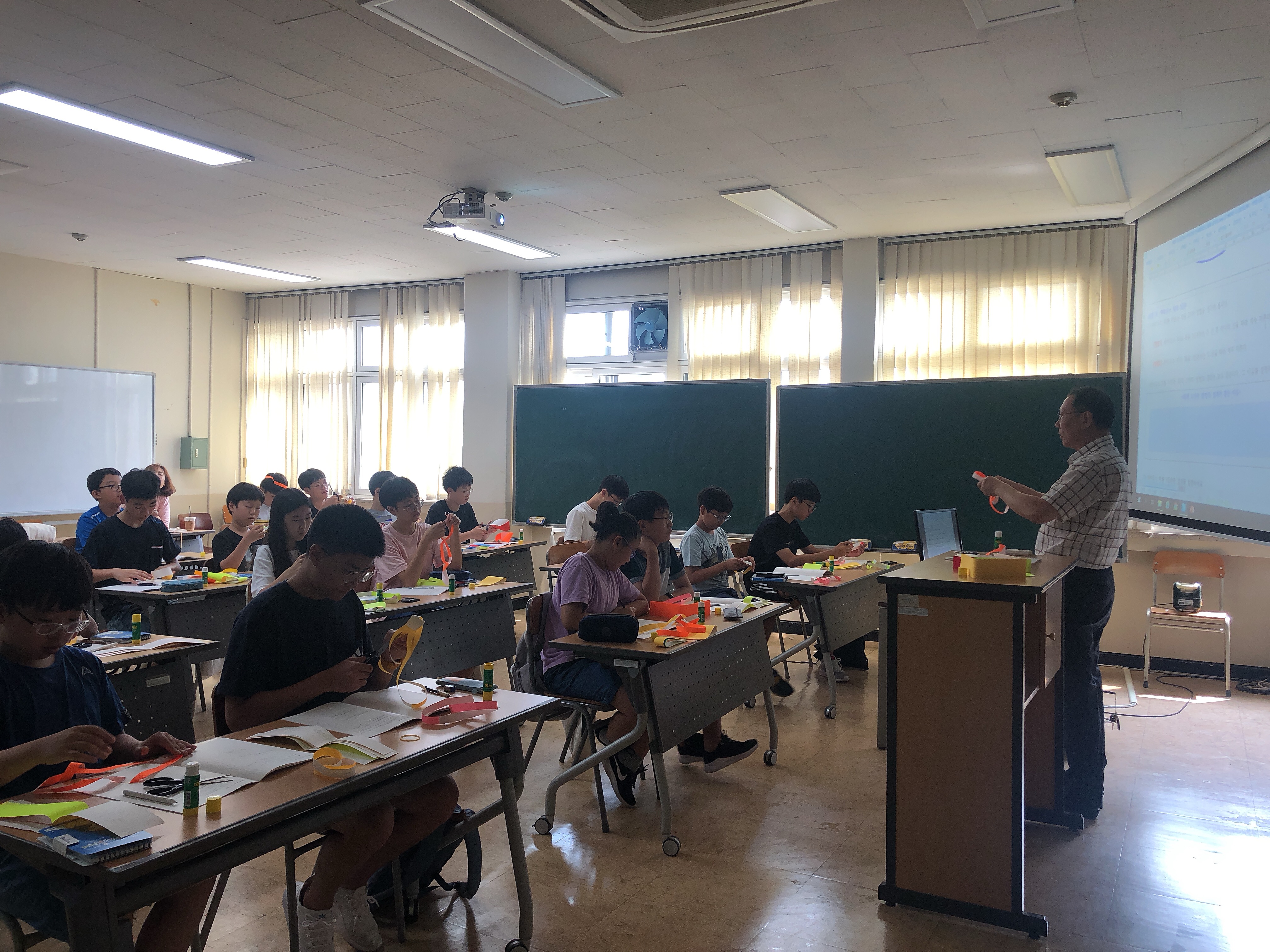 [충남대학교 과학영재교육원] 안과 밖이 없는 세계 08월 07일 활동사진 썸네일 이미지