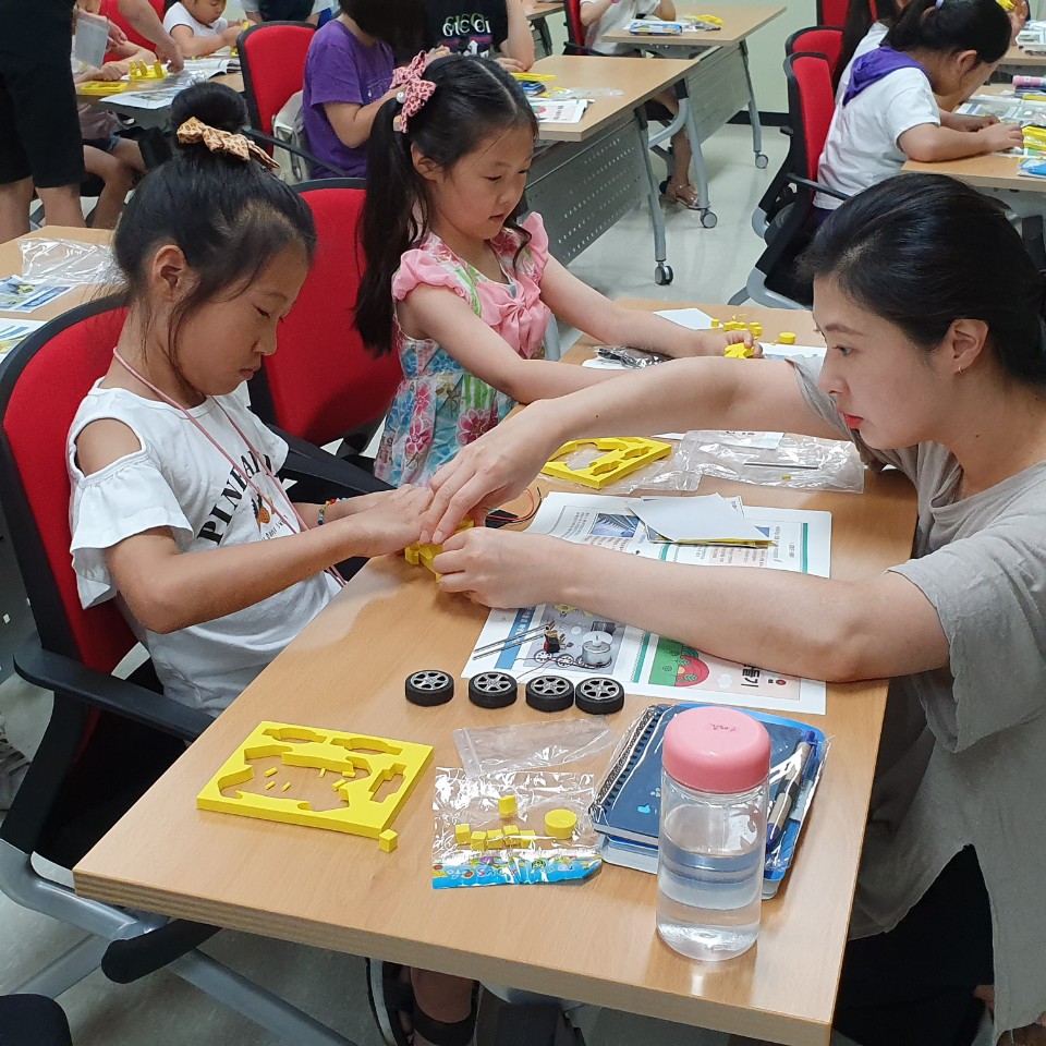 [한국에너지공단] 반짝 반짝 태양광 LED 전구 만들기와 미래에너지움 탐방 08월 06일 활동사진 썸네일 이미지