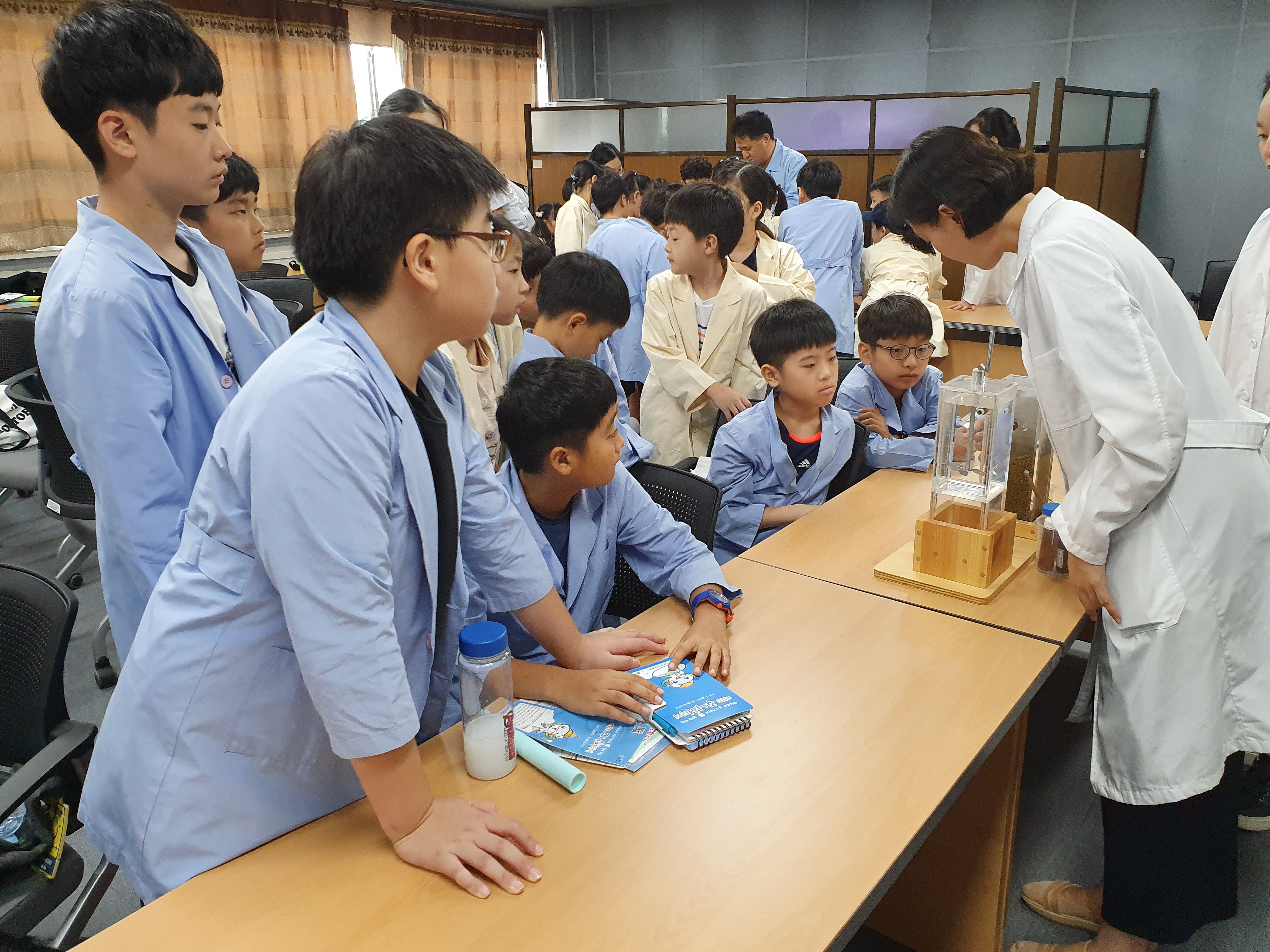 [대전광역시 보건환경연구원] 생활 속의 환경 이야기 (정수처리 과정 체험 및 공기 측정 등) 08월 06일 활동사진 썸네일 이미지