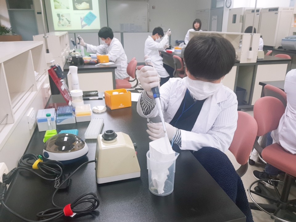 [한남대학교 BTCI 교육센터] [심화과정]  DNA 추출(E.coli) 및 PCR 11월 13일 활동사진 썸네일 이미지